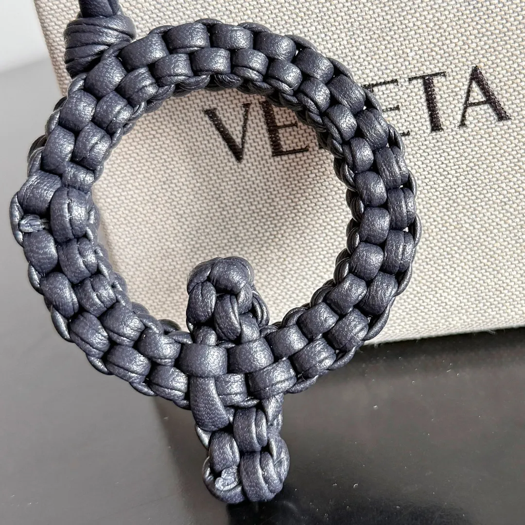 Batch 420 Let’s see what new cute little thing BV has released~ It’s this letter pendant, which is different from the puppy pendant. The weaving of this letter is more three-dimensional, and the material is very solid, and it is not easy to deform even if it is folded. Style number: Q